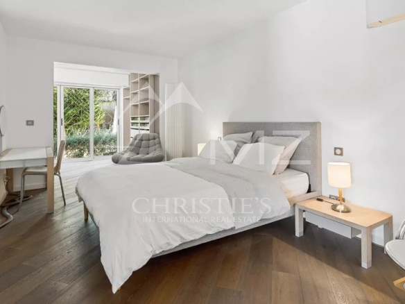 Room in a modern apartment with a double bed and access to a garden.