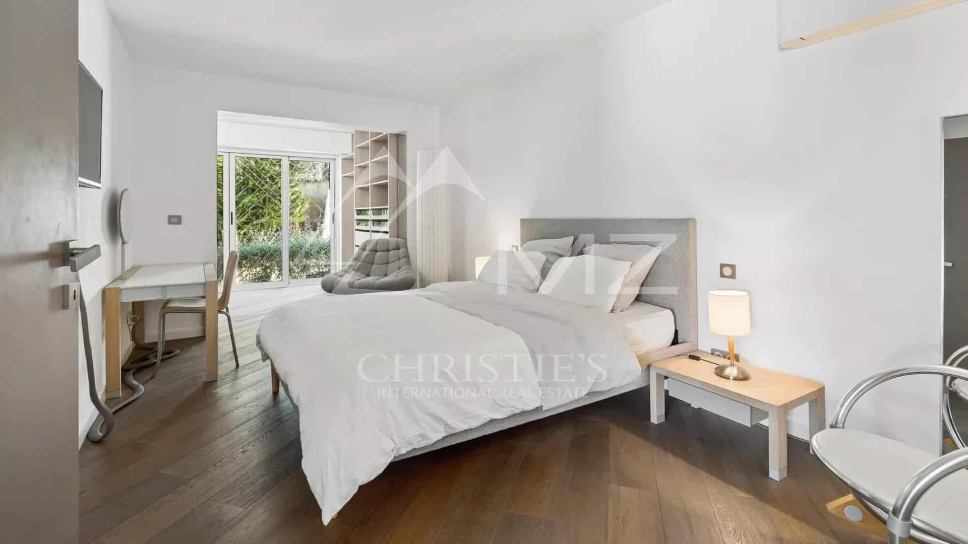 Apartment room in Le Cannet Room in a modern apartment with a double bed and access to a garden.