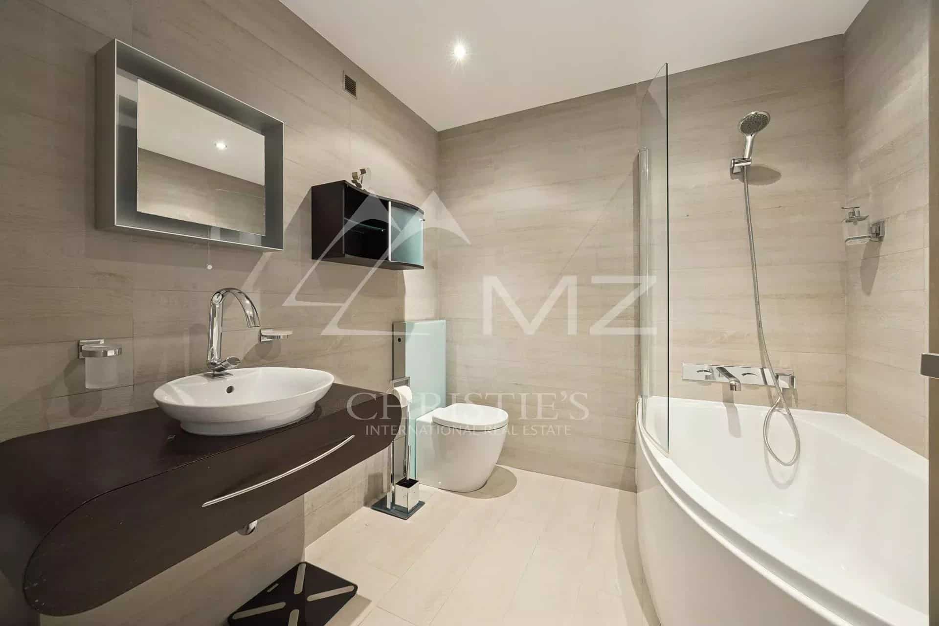 Bathroom of an apartment in Le Cannet Modern bathroom with bathtub, sink and toilet in a recently built apartment.