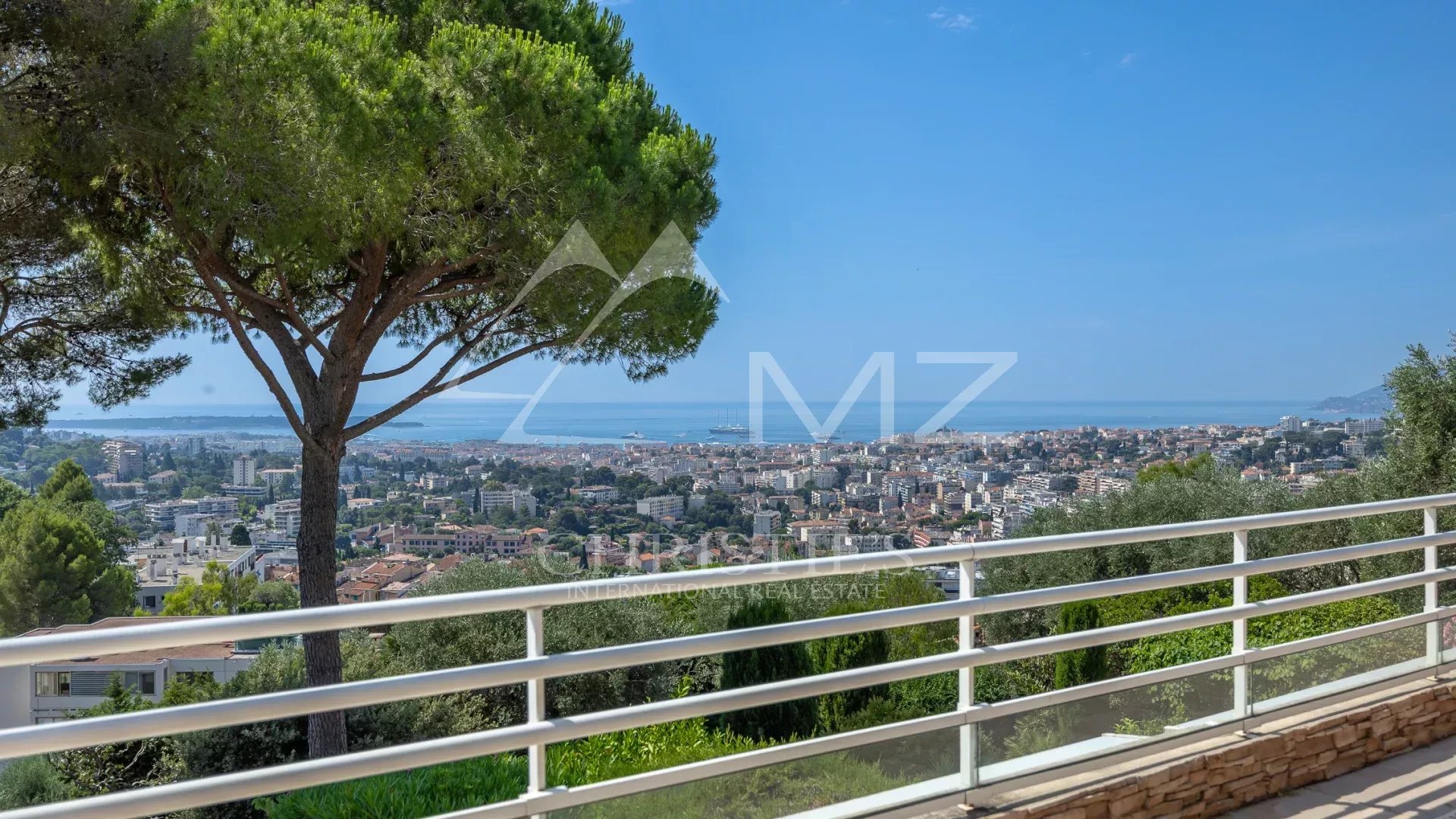 Apartment with sea view in Le Cannet Panoramic view of the Bay of Cannes and the Mediterranean from a terrace.
