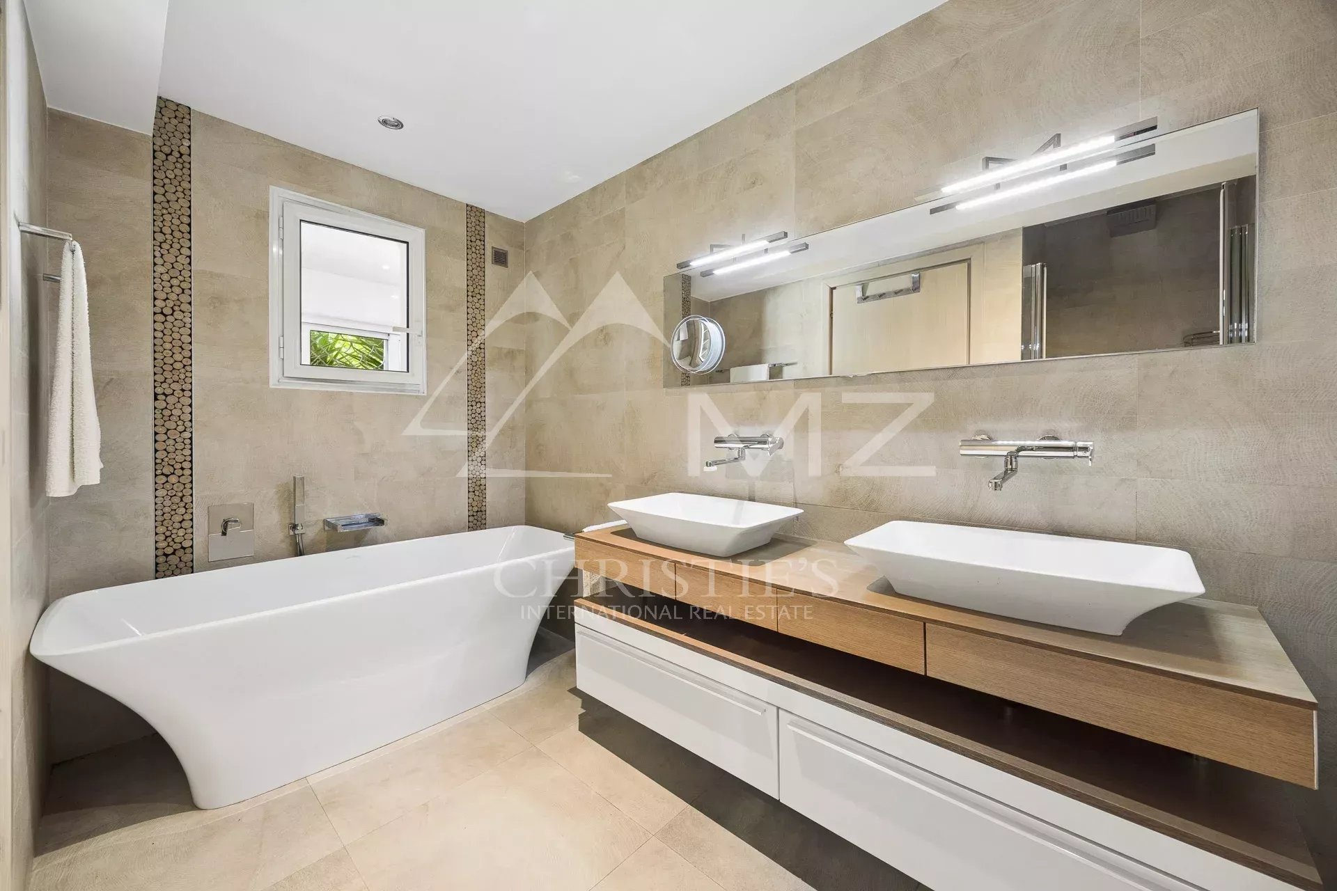Bathroom of an apartment in Le Cannet Modern bathroom with bathtub and double sink in an apartment.