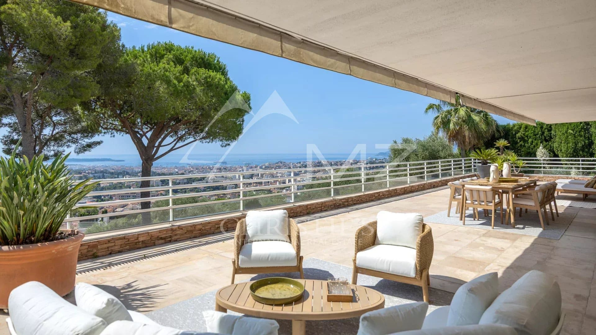 Apartment with sea view in Le Cannet Apartment terrace with panoramic views of the Bay of Cannes and the Mediterranean.