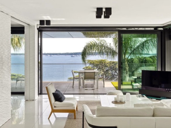 Intérieur d'un appartement de luxe avec vue sur la mer à Cannes, terrasse spacieuse et décoration moderne.