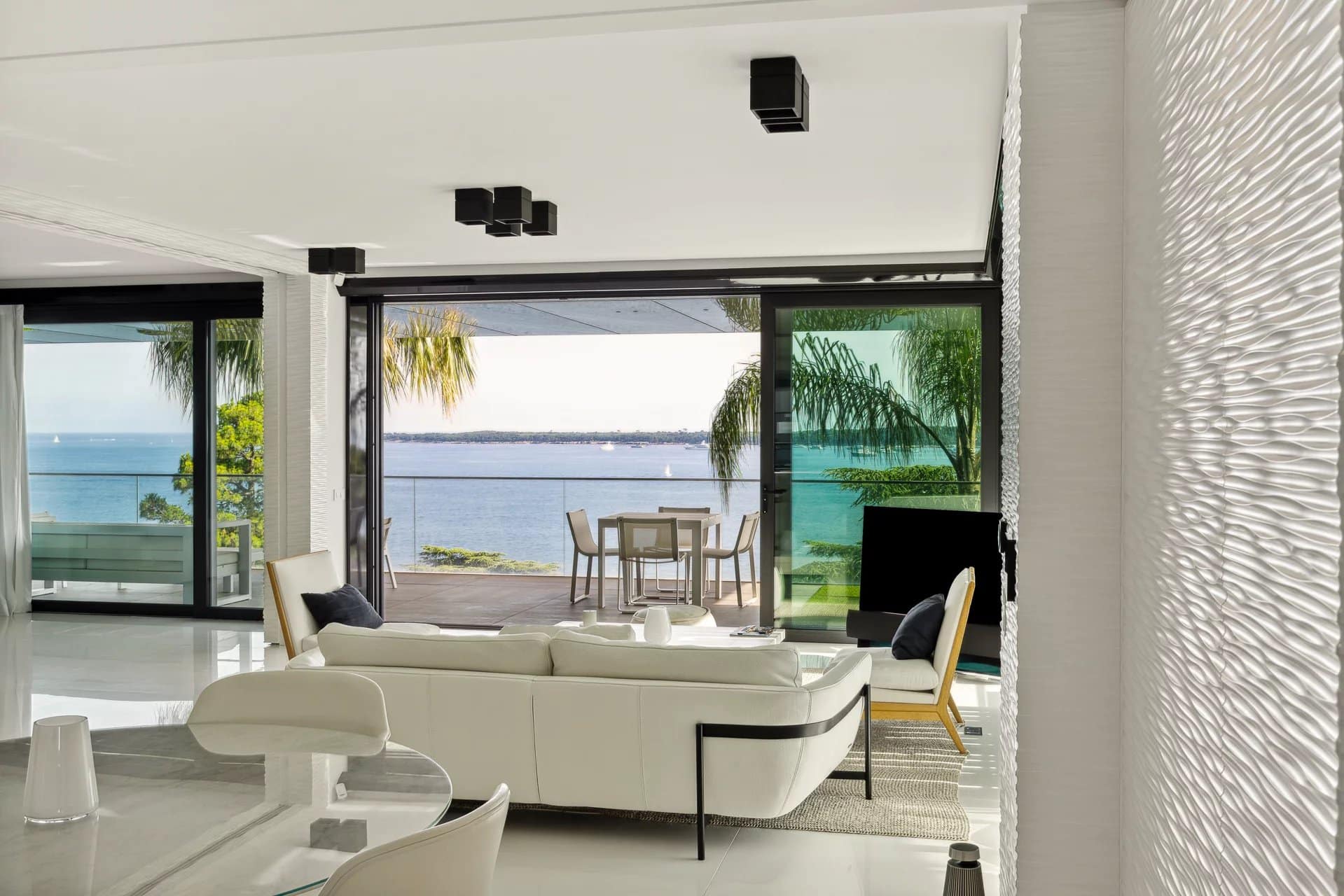 Intérieur d'un appartement de luxe à Cannes avec vue sur la mer depuis la terrasse.