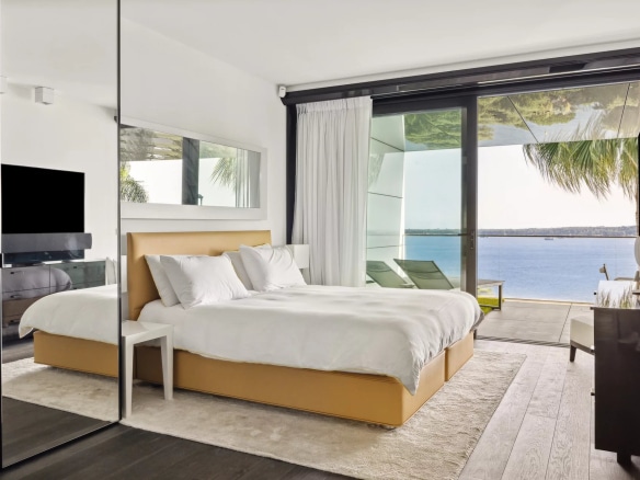 Chambre d'un appartement de luxe avec vue sur la mer à Cannes.