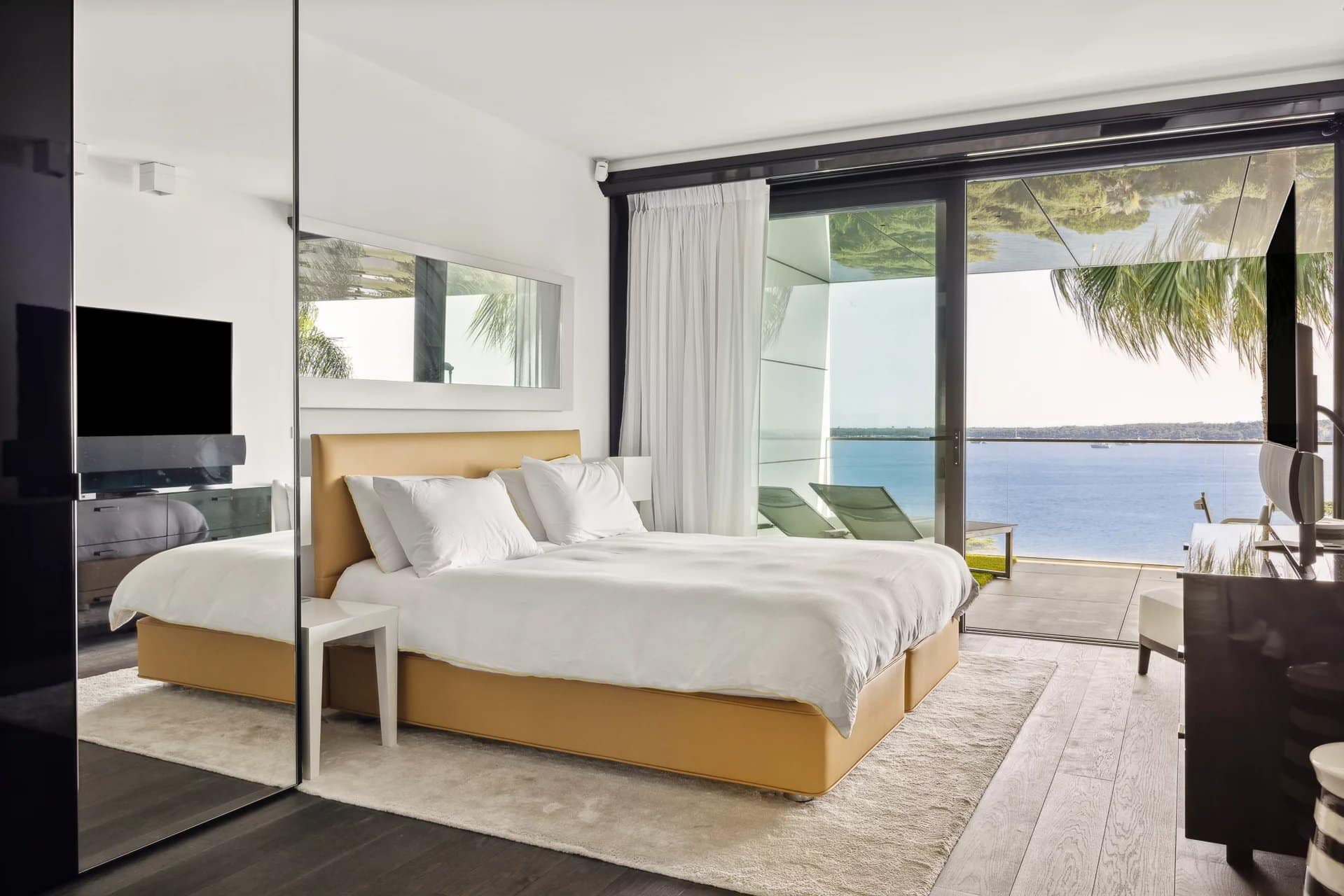 Chambre d'un appartement de luxe avec vue sur la mer à Cannes.