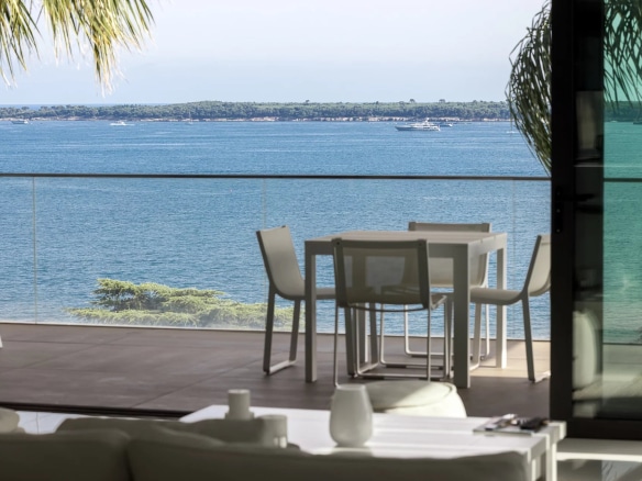 Terrasse d'un appartement à Cannes avec vue sur la mer et mobilier extérieur.