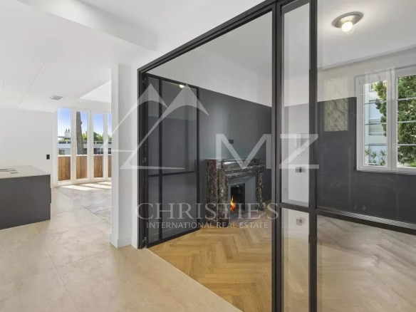 Intérieur d'un appartement rénové avec hauts plafonds et cheminée, Le Cannet.