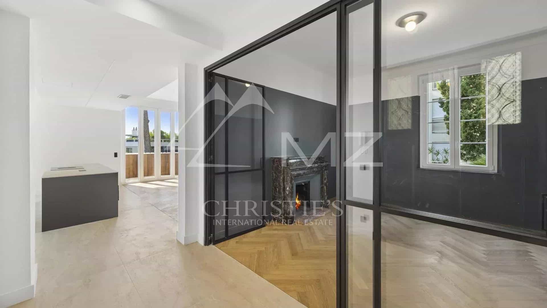 Intérieur d'un appartement rénové avec hauts plafonds et cheminée, Le Cannet.