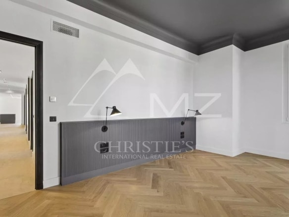 Intérieur d'un appartement rénové à Le Cannet avec parquet et murs clairs.