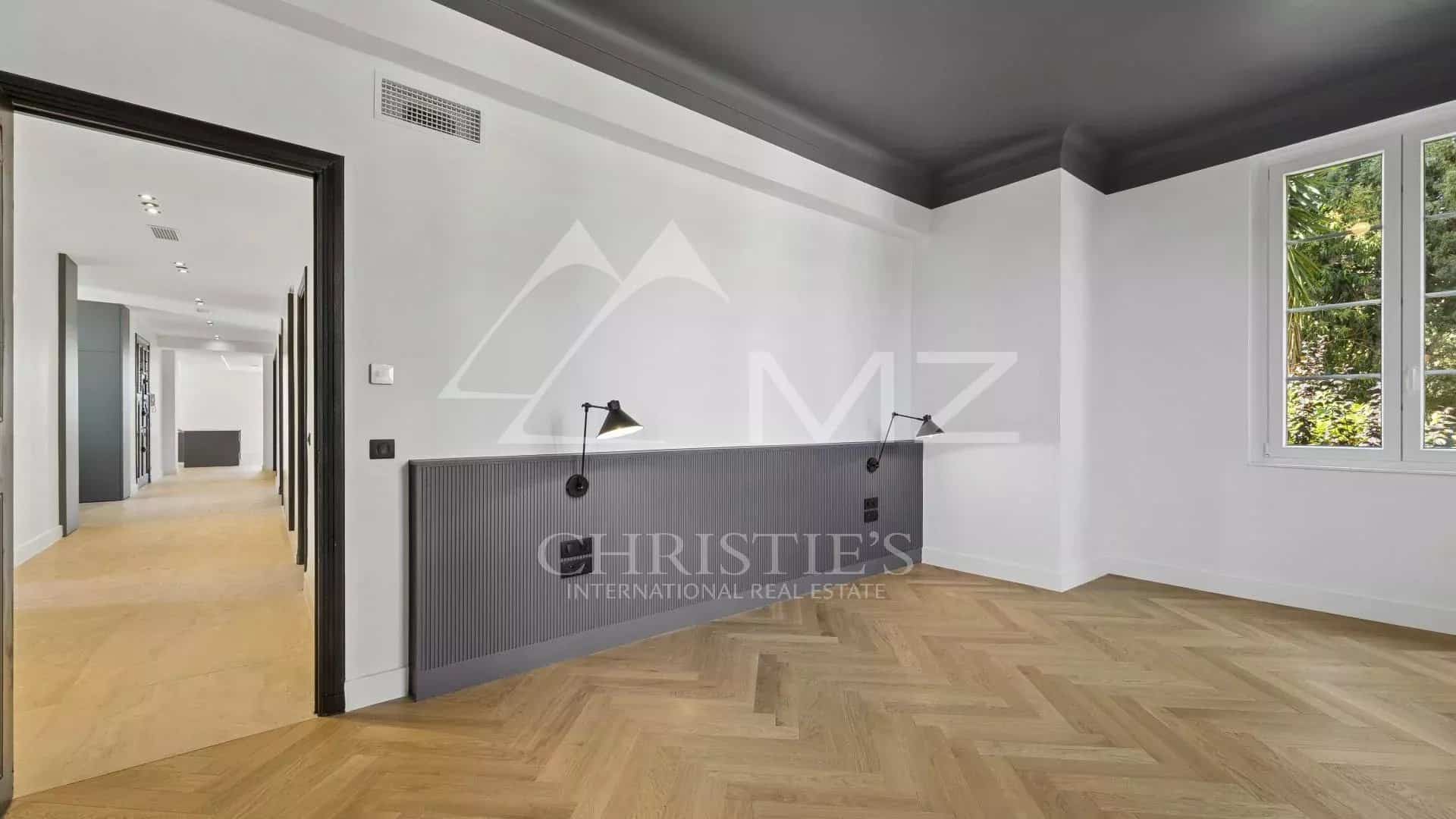 Intérieur d'un appartement rénové à Le Cannet avec parquet et murs clairs.
