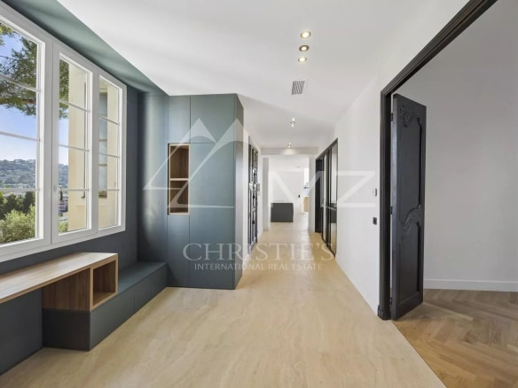 Intérieur d'un appartement rénové à Le Cannet avec un couloir lumineux et des finitions modernes.