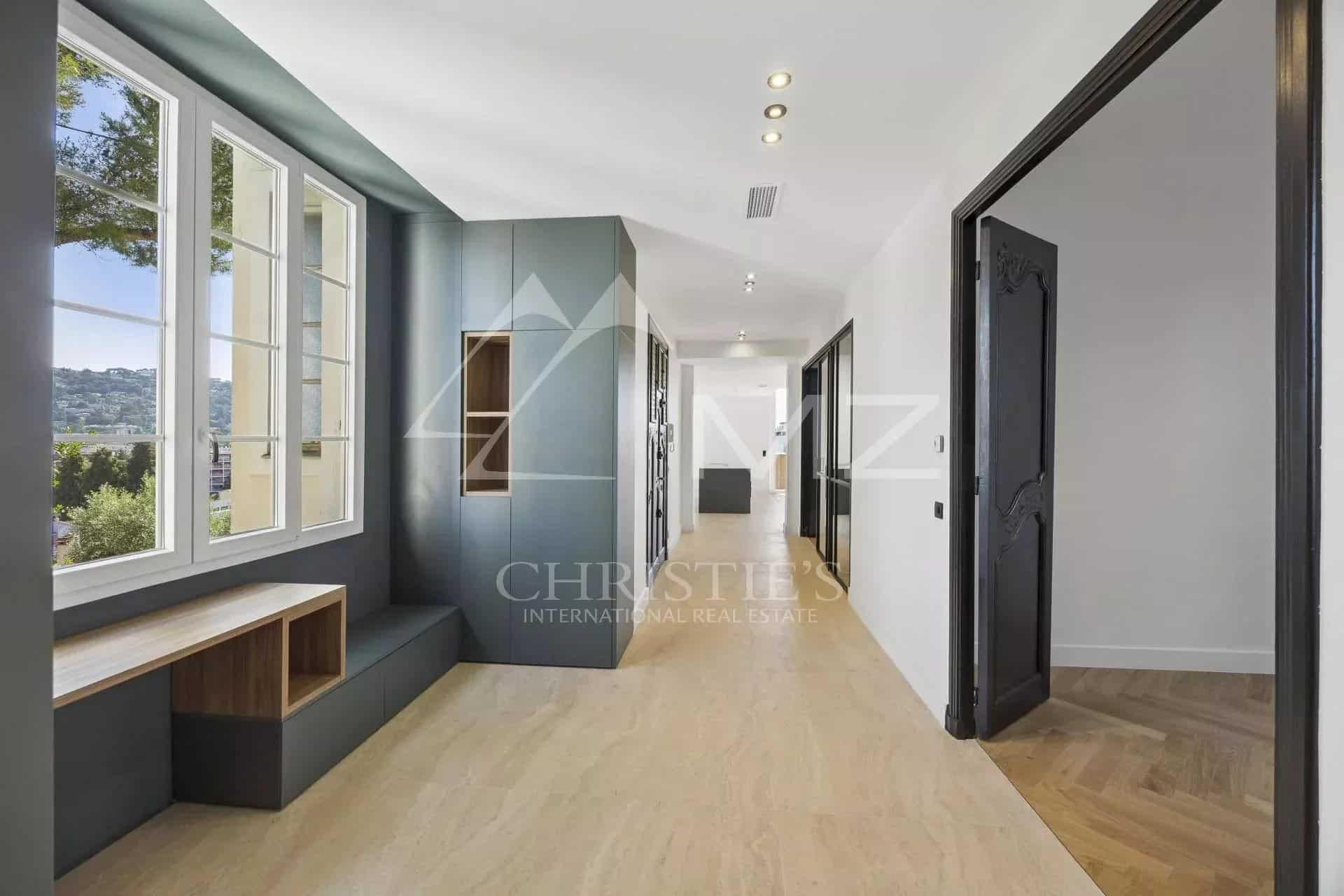 Intérieur d'un appartement rénové à Le Cannet avec un couloir lumineux et des finitions modernes.
