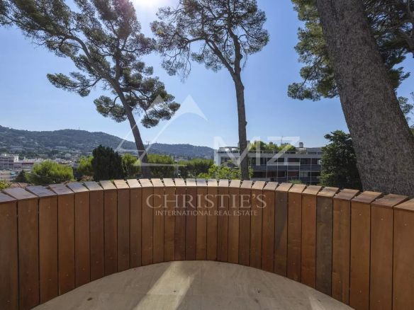 Terrasse en bois avec vue dégagée sur la verdure et les arbres à Le Cannet.