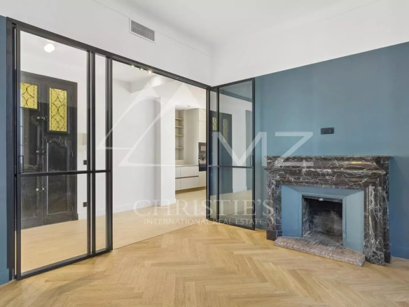 Intérieur d'un appartement rénové avec cheminée et murs colorés, Le Cannet