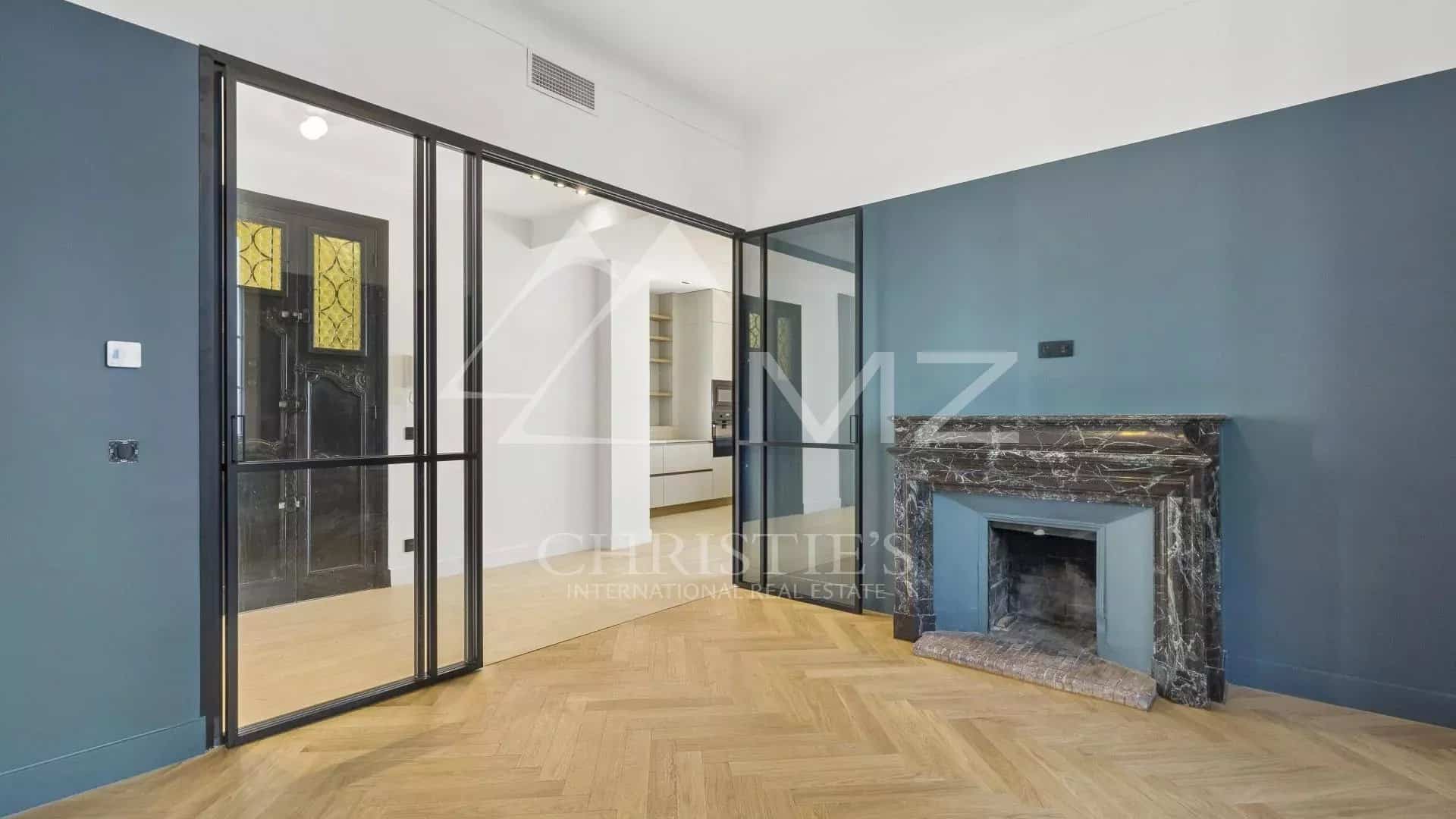 Intérieur d'un appartement rénové avec cheminée et murs colorés, Le Cannet