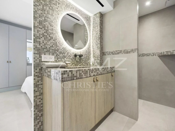 Salle de bain moderne avec lavabo et douche dans un appartement rénové à Cannes.