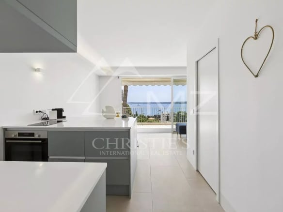 Cuisine moderne et lumineuse d'un appartement à Cannes avec vue sur la mer.