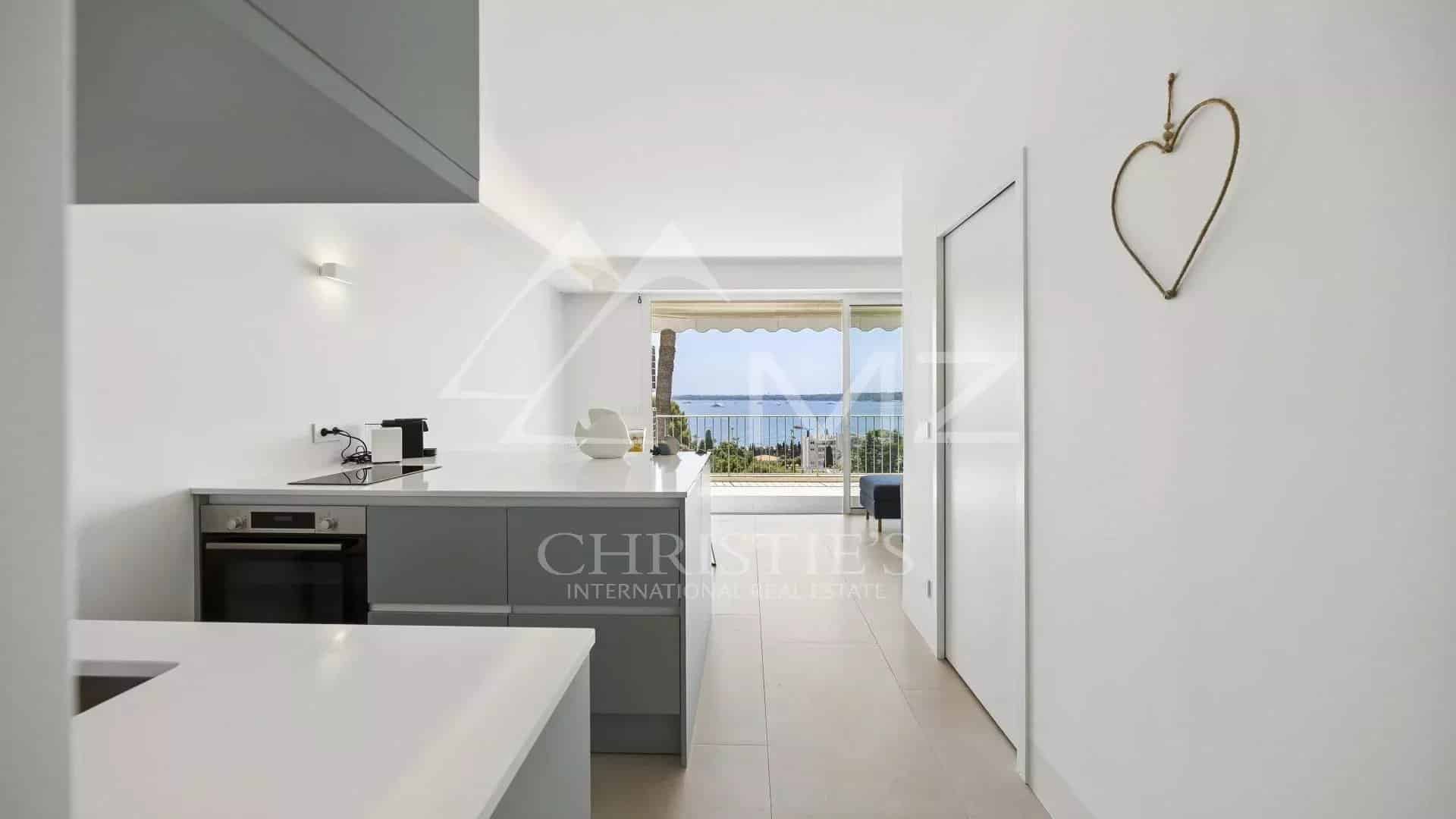 Cuisine moderne et lumineuse d'un appartement à Cannes avec vue sur la mer.