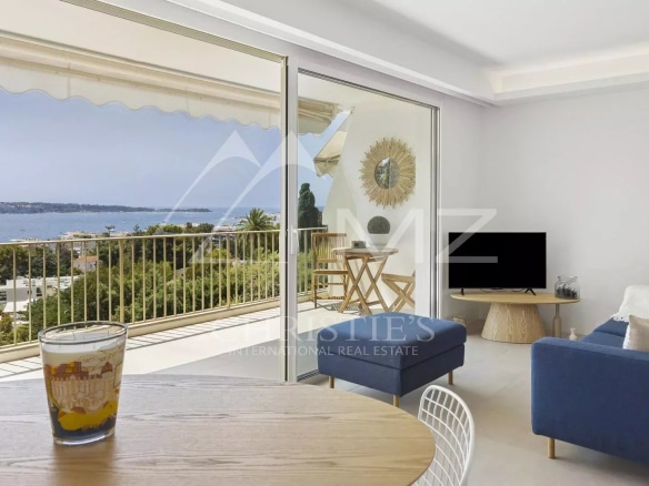 Appartement deux pièces avec vue mer panoramique à Cannes, quartier de la Californie.
