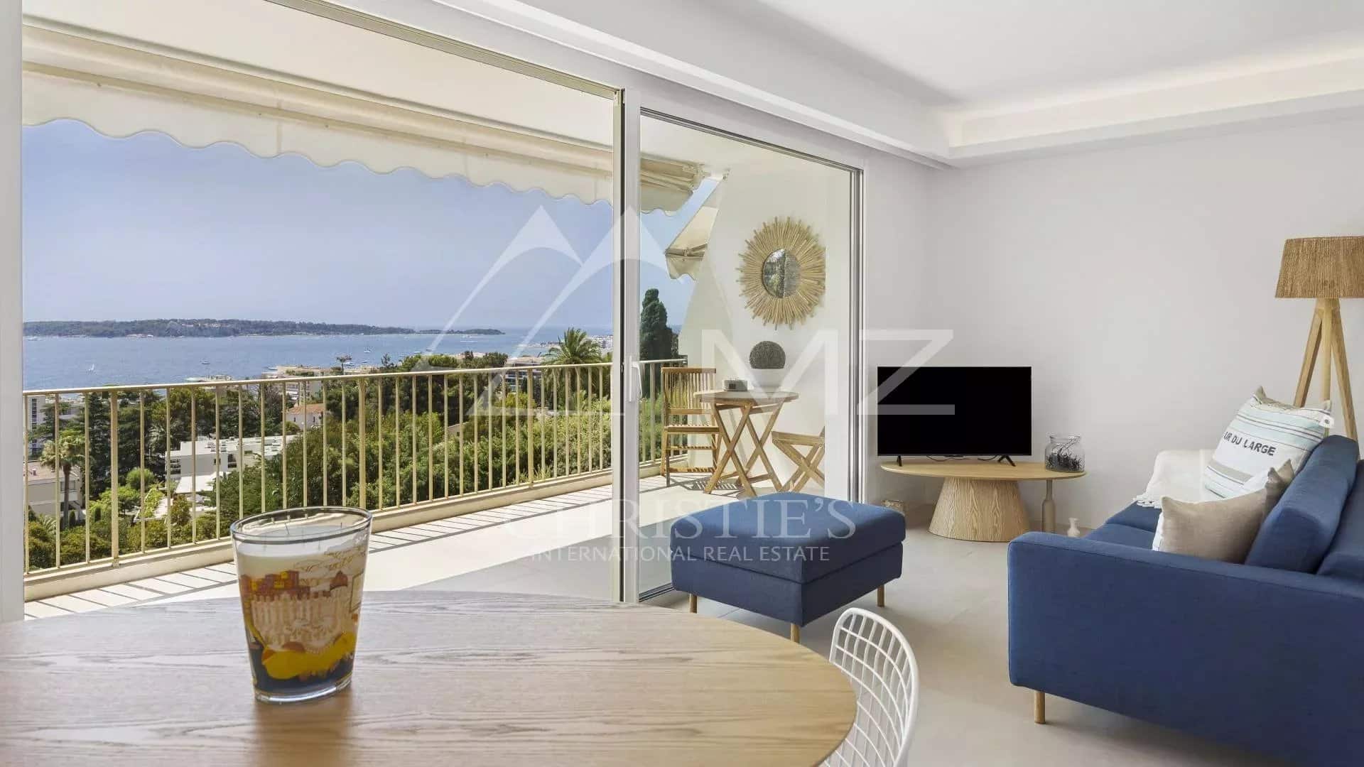 Appartement deux pièces avec vue mer panoramique à Cannes, quartier de la Californie.