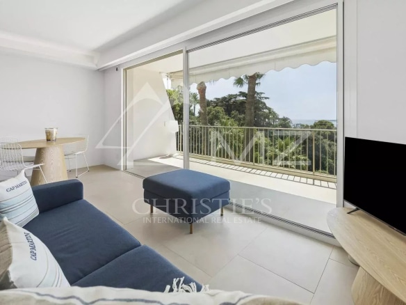 Intérieur d'un appartement à Cannes avec vue sur la mer, salon lumineux et terrasse