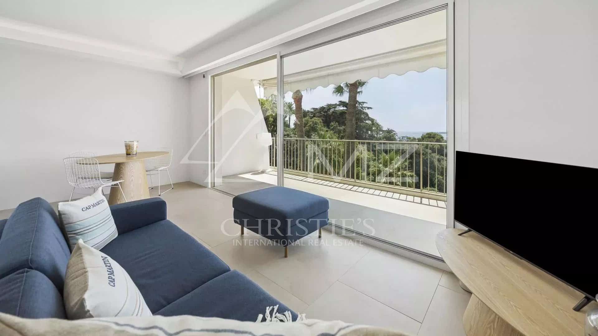 Intérieur d'un appartement à Cannes avec vue sur la mer, salon lumineux et terrasse