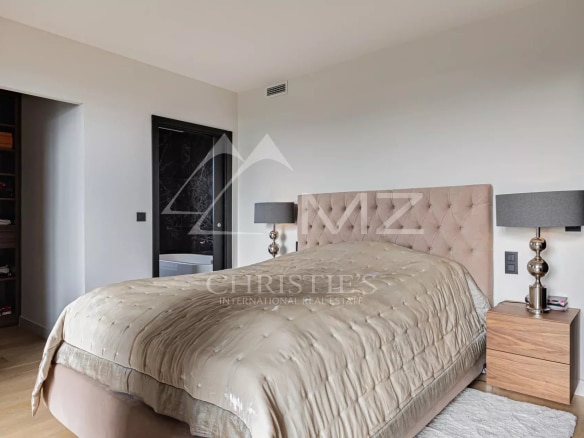 Bedroom in a Cannes penthouse with a bed and modern furniture.
