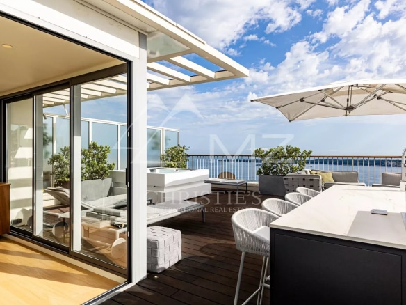 Duplex penthouse with terrace and sea view in Cannes.