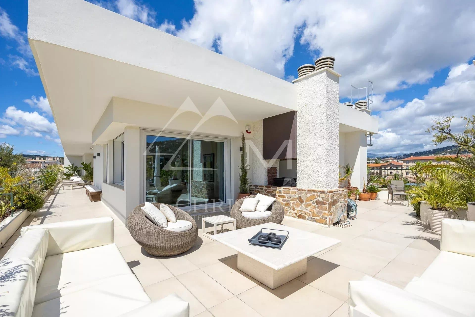 Rooftop villa in Cannes with terrace and panoramic views of the hills and the sea.