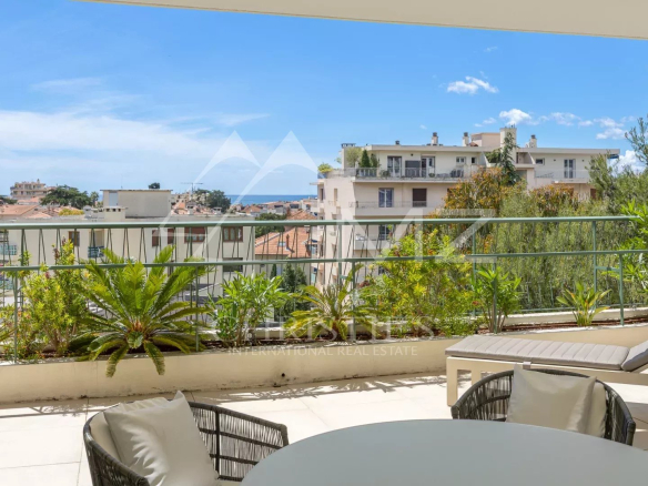 Terrace of a villa in Cannes with panoramic views of the hills and a glimpse of the sea.