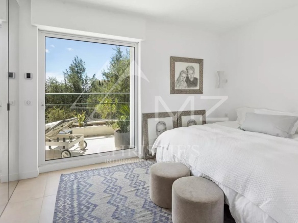 Bright room in a villa in Cannes with access to a terrace.
