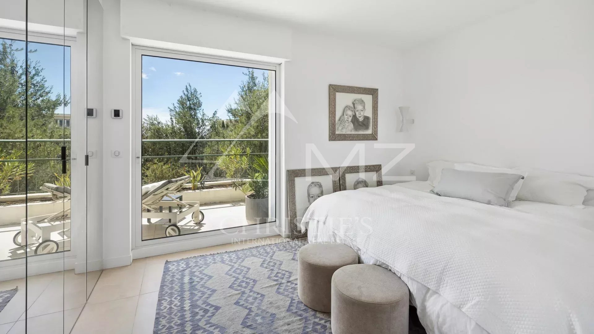 Bright room in a villa in Cannes with access to a terrace.
