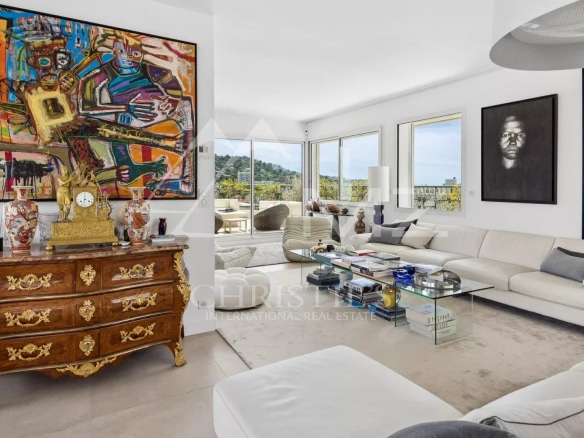 Living room of a rooftop villa in Cannes with modern decor and views of the hills.