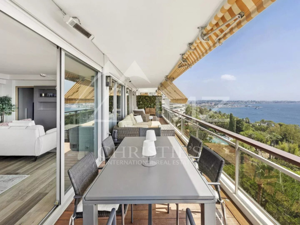 Terrace of a top-floor apartment with sea views in Cannes, outdoor furniture and seascape.