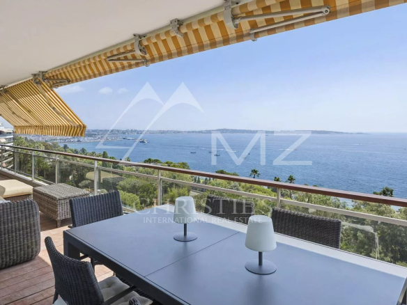 Apartment terrace with sea view in Cannes, garden furniture and parasols