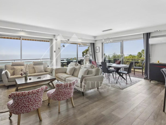 Bright apartment on the top floor with sea view, spacious living room and open kitchen.