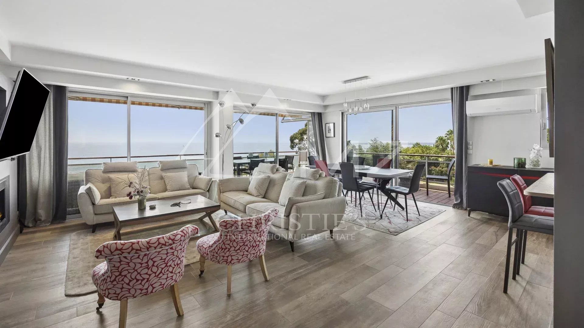 Bright apartment on the top floor with sea view, spacious living room and open kitchen.