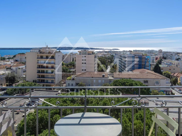 Vue panoramique sur la mer depuis le dernier étage d'un appartement à Cannes.