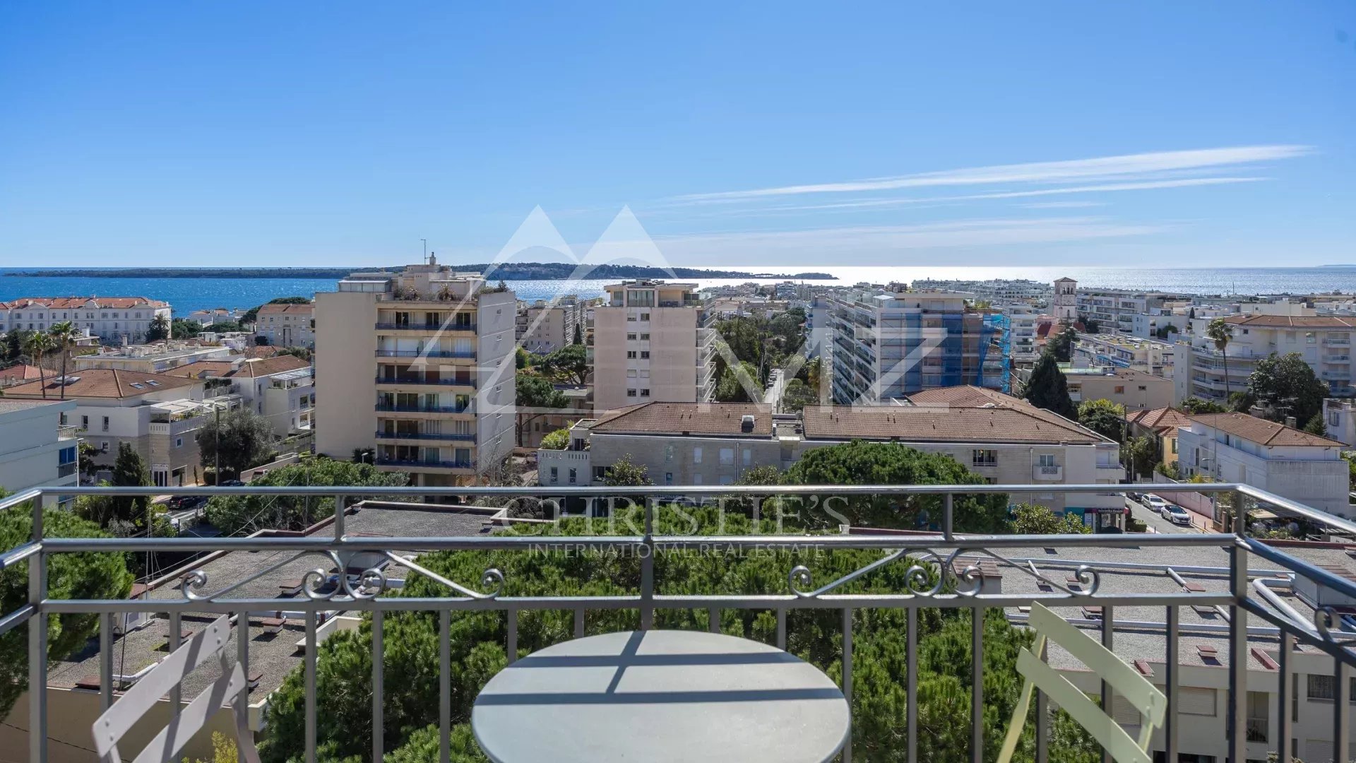 Vue mer depuis un appartement à Cannes Vue panoramique sur la mer depuis le dernier étage d'un appartement à Cannes.