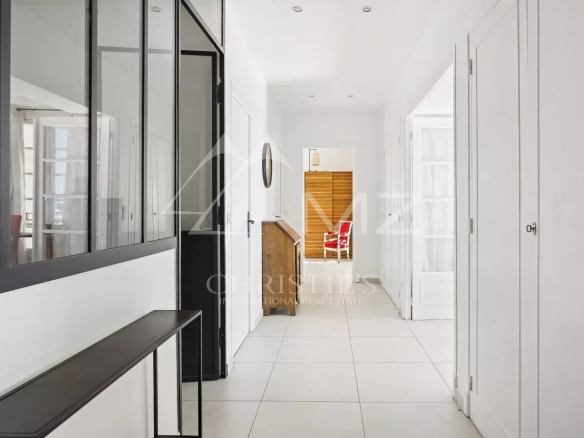 Intérieur d'un appartement lumineux au dernier étage à Cannes, avec couloir et décoration moderne.
