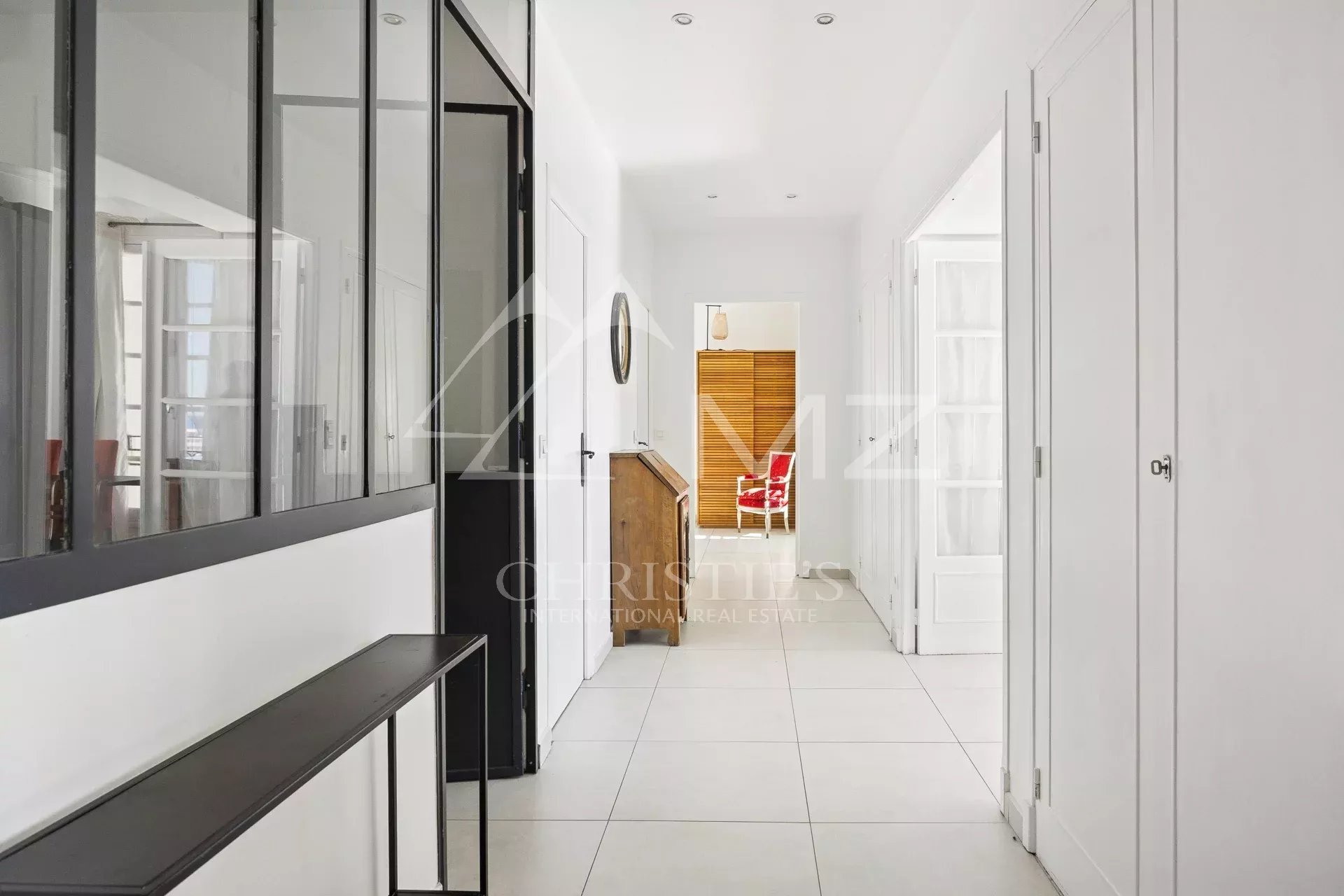 Appartement lumineux à Cannes Intérieur d'un appartement lumineux au dernier étage à Cannes, avec couloir et décoration moderne.
