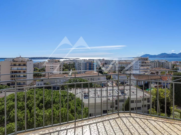 Vue panoramique sur la mer depuis un balcon au dernier étage à Cannes.