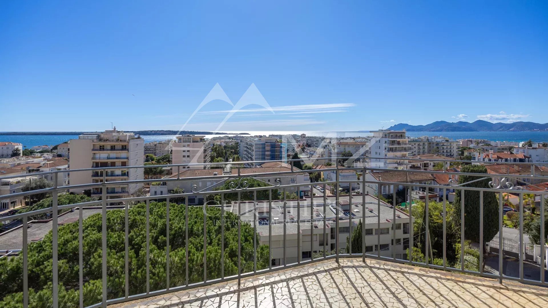 Appartement avec vue mer à Cannes Vue panoramique sur la mer depuis un balcon au dernier étage à Cannes.