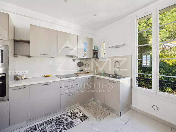 Cuisine moderne et lumineuse d'un appartement avec vue mer à Cannes.