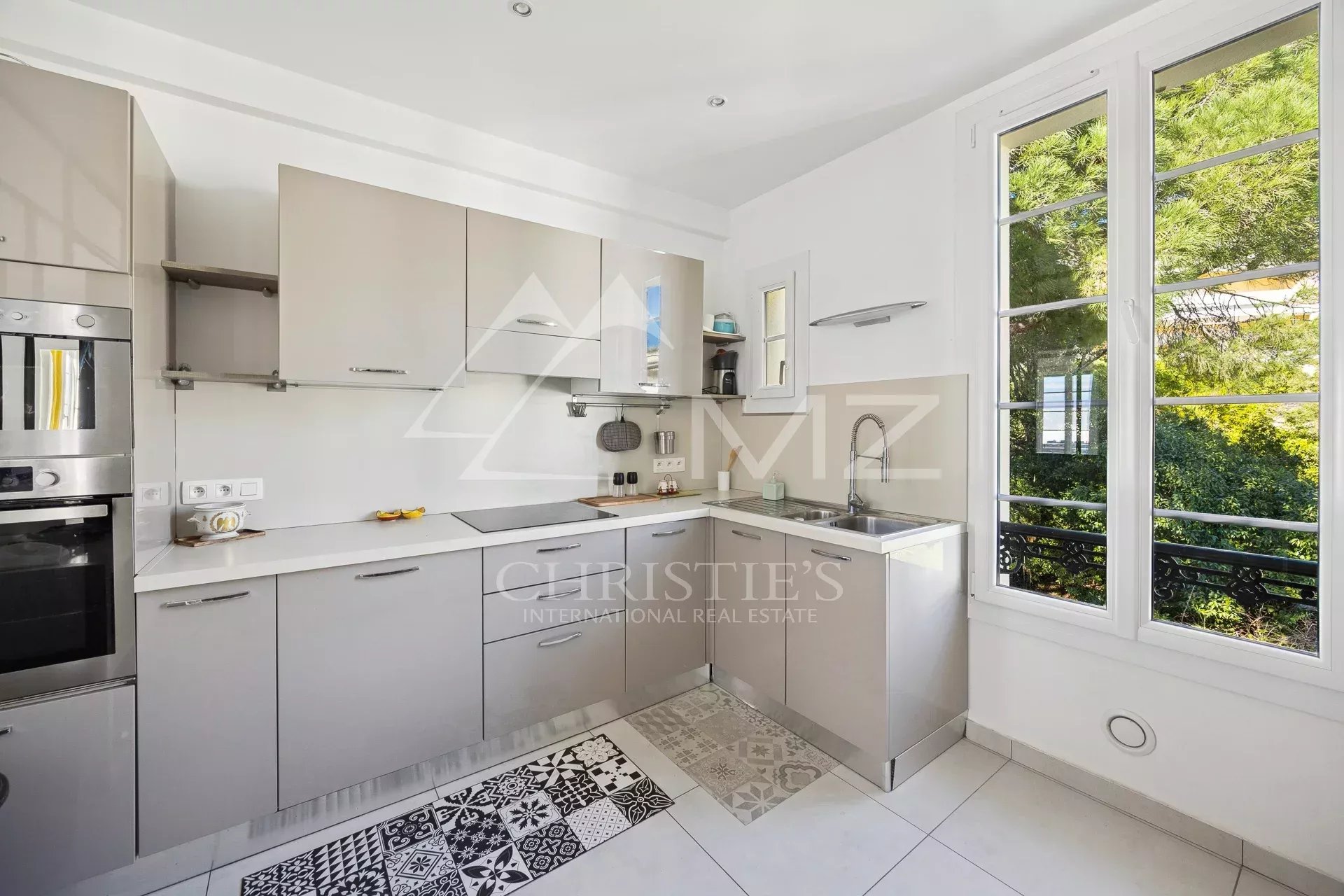 Cuisine d’un appartement à Cannes Cuisine moderne et lumineuse d'un appartement avec vue mer à Cannes.