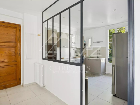Intérieur d'un appartement au dernier étage avec cuisine moderne et entrée, Cannes.