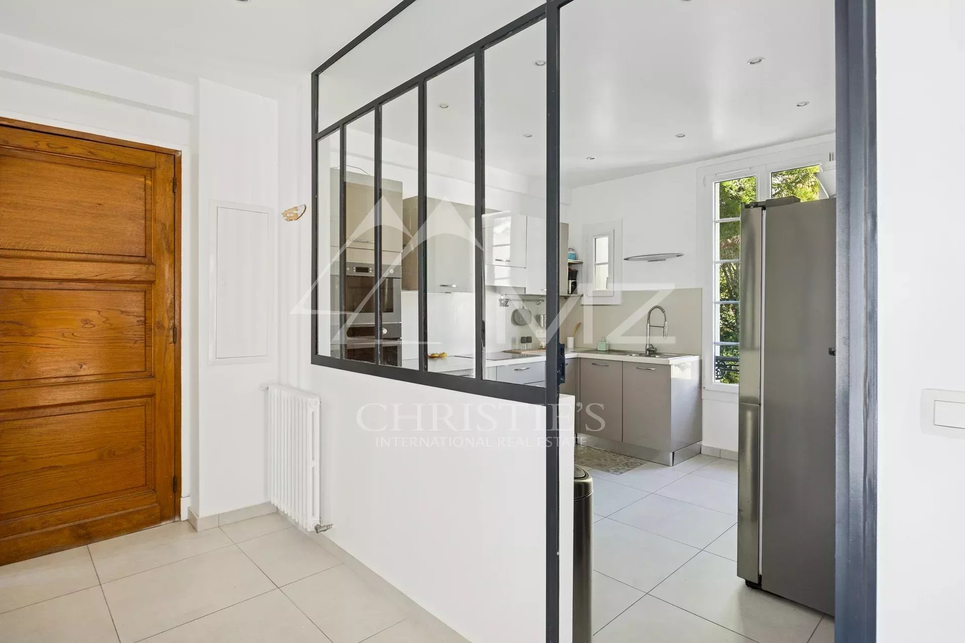 Appartement d’exception à Cannes Intérieur d'un appartement au dernier étage avec cuisine moderne et entrée, Cannes.