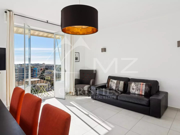 Appartement lumineux au dernier étage avec vue sur la mer à Cannes, comprenant séjour et deux chambres.