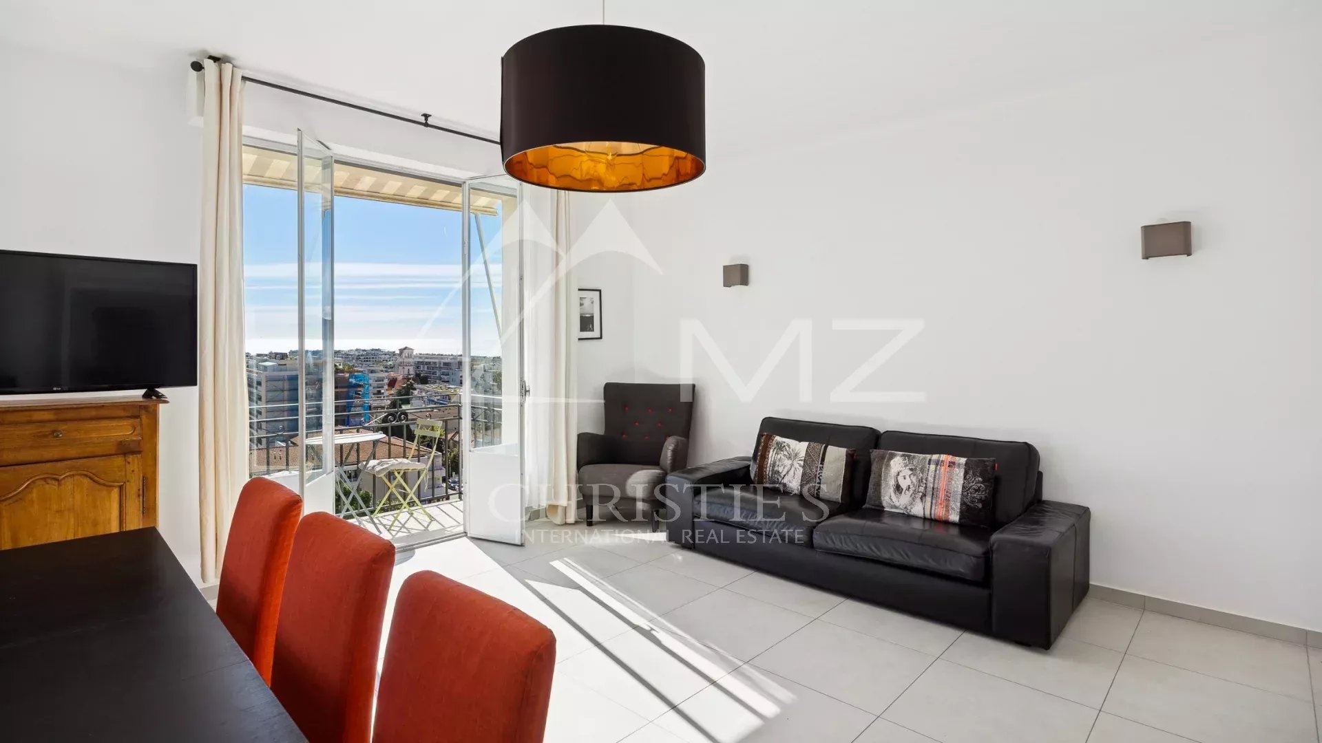 Appartement avec vue mer à Cannes Appartement lumineux au dernier étage avec vue sur la mer à Cannes, comprenant séjour et deux chambres.